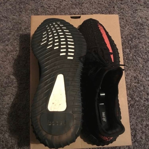 Red strip yeezy 350 V2 - Picture 2 of 2